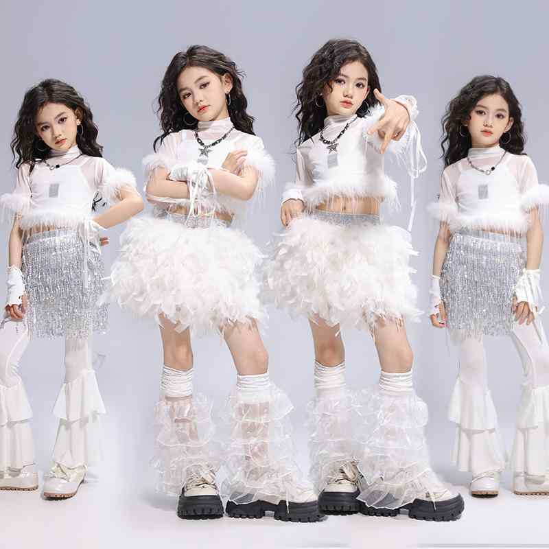 キッズ 女の子 ダンス衣装 ジャズダンス 舞台衣装 K-POP ガールズグループ風 キラキラ セクシー かわいい セットアップ 伸縮性 綿素材 ホワイト 毛糸ツイード Tシャツ キャミソール フラットパンツ 羽毛スカート 銀色 レース ストッキング 手袋｜ラシャンスショップ