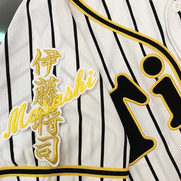 【入手困難】阪神タイガース 刺繍ジャケット ブルゾン デサント 虎 Tigers 入手困難】阪神タイガース 刺繍ジャケット ブルゾン デサント 虎