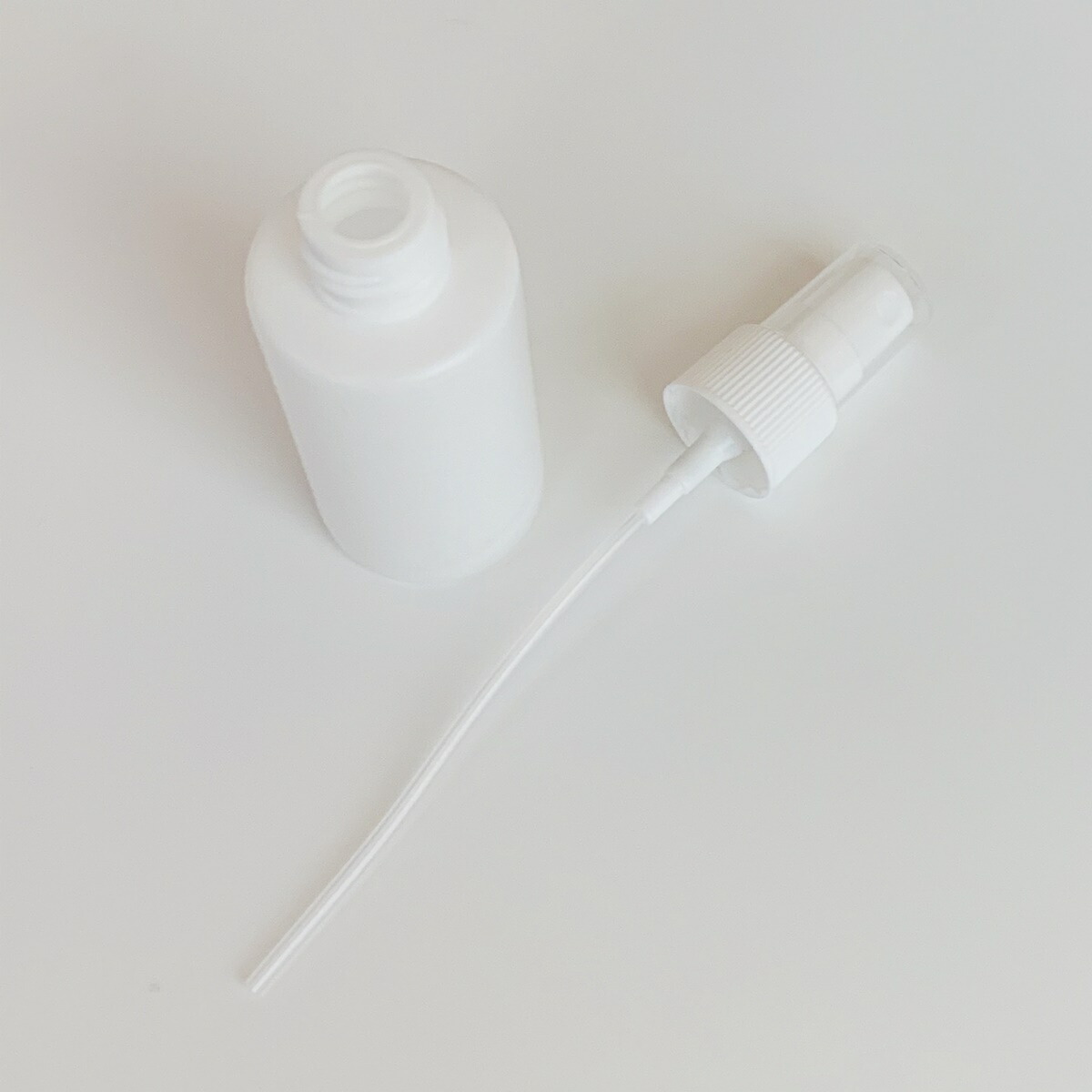 PEスプレーボトル5本セット50ml60ml100mlアルコール対応次亜塩素酸水対応PEポリエチレン素材ホワイトプッシュ式小分け遮光性霧吹きスプレー容器詰替え除菌消毒消毒用噴射広範囲携帯業務用シンプル軽量