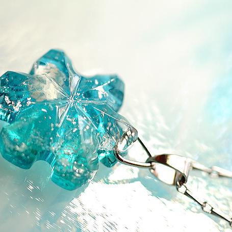 『Crystal snow flower ～ 神秘なる雪原の花 ～』 ガラスアクセサリー ネックレス・ペンダント ダイカット(平面造形)タイプ
