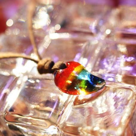 『虹の宝玉』 ガラスアクセサリー ネックレス・ペンダント ダイカット(平面造形)タイプ｜ラフォルム 店