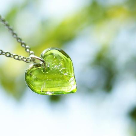 『Pure green love』 ガラスアクセサリー ネックレス・ペンダント ハートタイプ