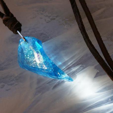『ICE FANG ～ 氷の妖精 ～』 ガラスアクセサリー ガラスジュエリー プレゼント ギフト ネックレス・ペンダント 立体造形タイプ