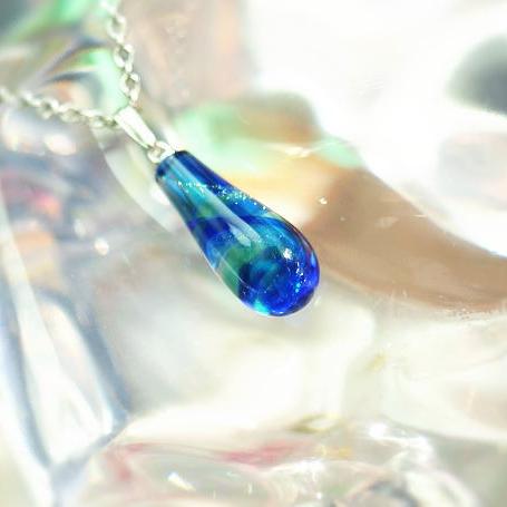 『HOLY WATER ～ 聖水のしずく ～』 ガラスアクセサリー ネックレス・ペンダント しずくタイプ
