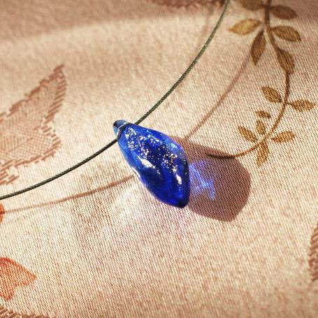 『Blue Leaf / アイスロック』 ガラスアクセサリー ネックレス・ペンダント 立体造形タイプ｜ラフォルム 店