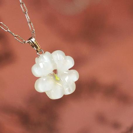 『Pure white clover ～ Pretty ～』 ガラスアクセサリー ネックレス・ペンダント ダイカット(平面造形)タイプ 9,841円