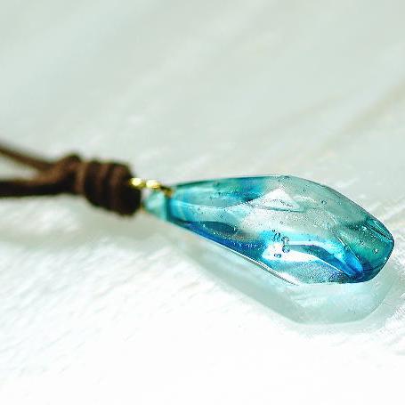 『聖水の結晶』 ガラスアクセサリー ガラスジュエリー プレゼント ギフト ネックレス・ペンダント 立体造形タイプ