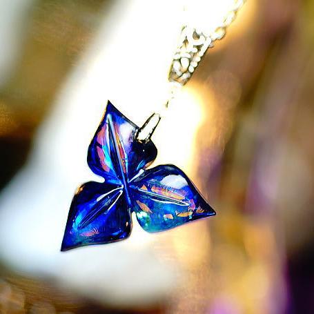『AZUR ～ 知性の花 ～』 ガラスアクセサリー ネックレス・ペンダント ダイカット(平面造形)タイプ｜ラフォルム 店 18,396円