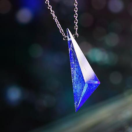『Blue triangle crystal』 ガラスアクセサリー ネックレス・ペンダント 立体造形タイプ