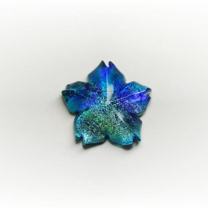 『瑠璃の一輪桜・淡雪 002(ダイクロガラス)★ペンダント、ピアス・イヤリング、リングなどに仕立ててお届けします♪』 ガラスアクセサリー ネックレス・ペンダント ダイカット(平面造形)タイプ