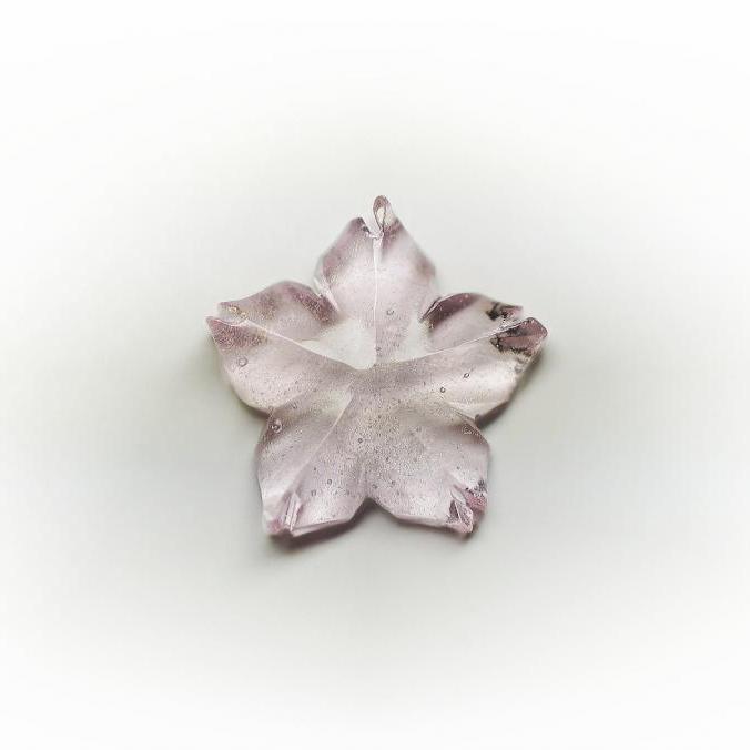 『瑠璃の一輪桜・春風010(ラメ/蓄光)★ペンダント、ピアス・イヤリング、リングなどに仕立ててお届けします♪』 ガラスアクセサリー ネックレス・ペンダント ダイカット(平面造形)タイプ