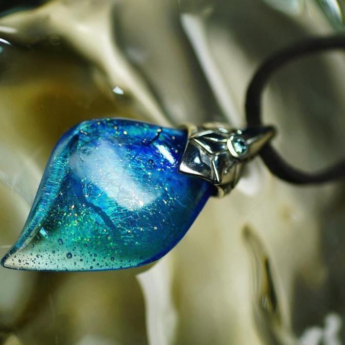 『フラワーエンジェル ～ Collaborate glass leaf / Blue ～』 ガラスアクセサリー インポート品 ネックレス ペンダント ダカット(平面造形)タイプ トップ