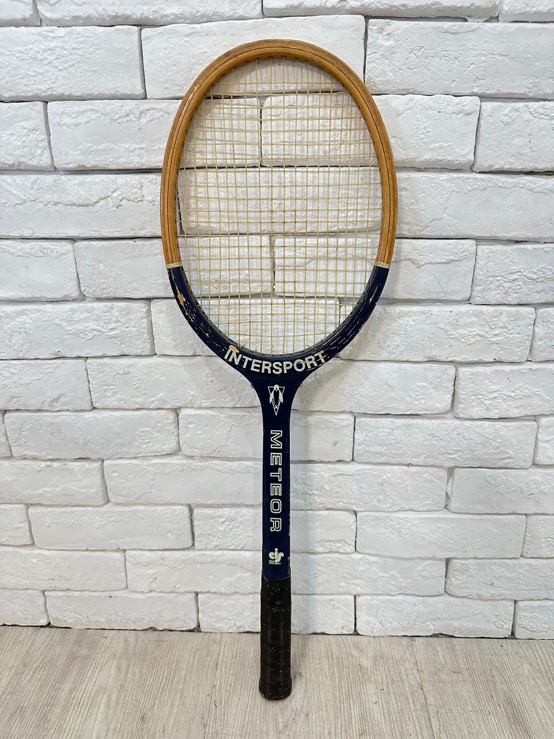 アンティークなテニスラケットの歴史と変遷について解説している彫刻が収められた額装 カワサキ - テニス ラケット カワサキ KAWASAKI レトロ