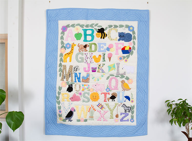 【楽天市場】アルファベット ベビーキルト タペストリー ハワイアンキルト 出産祝い 子供部屋 知育【100X125cm ブルー】：ハワイアン