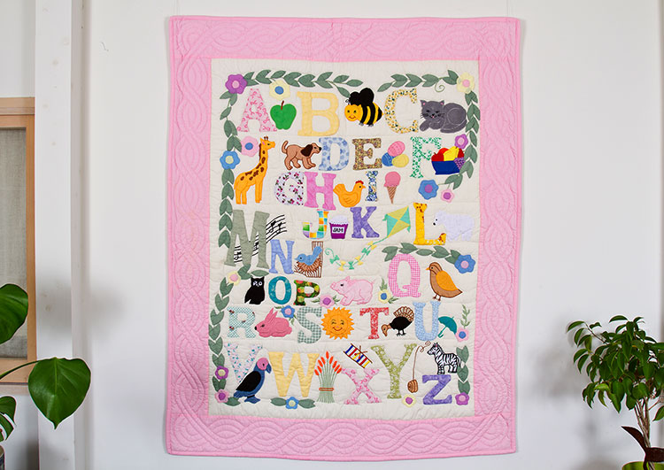 【楽天市場】ベビーキルト ハワイアンキルト アルファベット マット 子供部屋 タペストリー 出産祝い 知育【ピンク 100X125cm