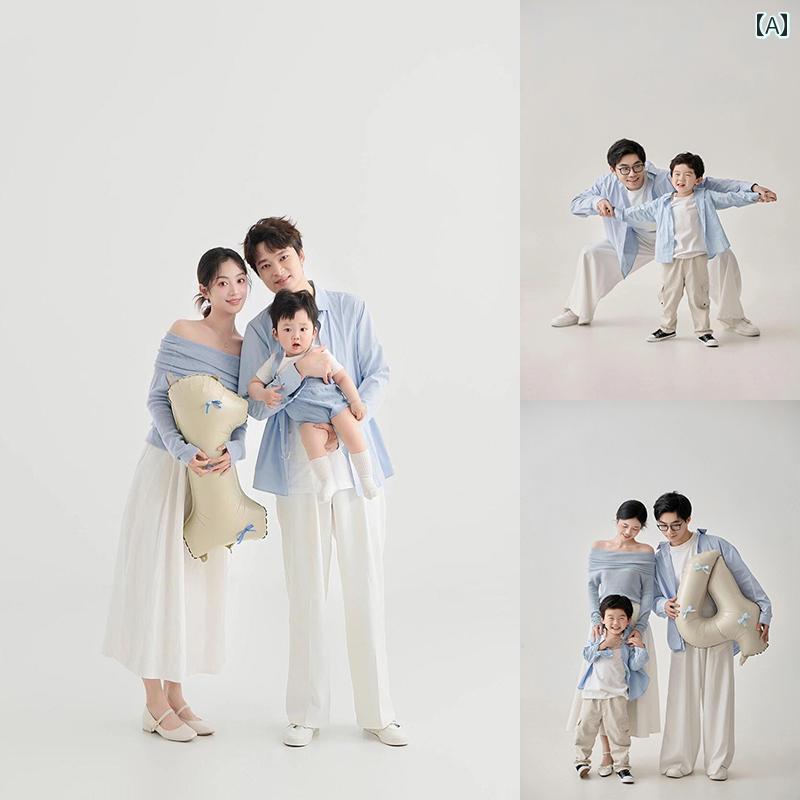 ペアルック 親子 カジュアル コーデ 3人 家族の 家族 ポートレート 写真 撮影用の 服装 シンプル 青い シャツ さわやか スタジオ 親子の