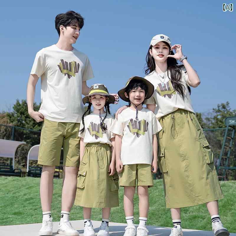 ペアルック 親子 カジュアル コーデ 夏の 旅行や 写真 撮影の 3人または 4人 家族の 親子 服 半袖 Tシャツ 母 娘 スカート ホリデー スーツ
