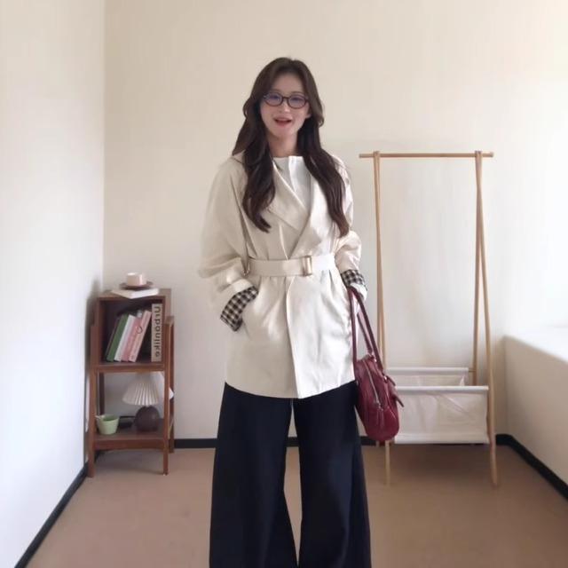 春秋 レディース トレンチコート ショート パンツを 履いた レディース オフ ホワイトの トレンチコート。 2025年 初秋 スタイル。 とても 素敵な 英国 風 コート。｜LAONsChoice