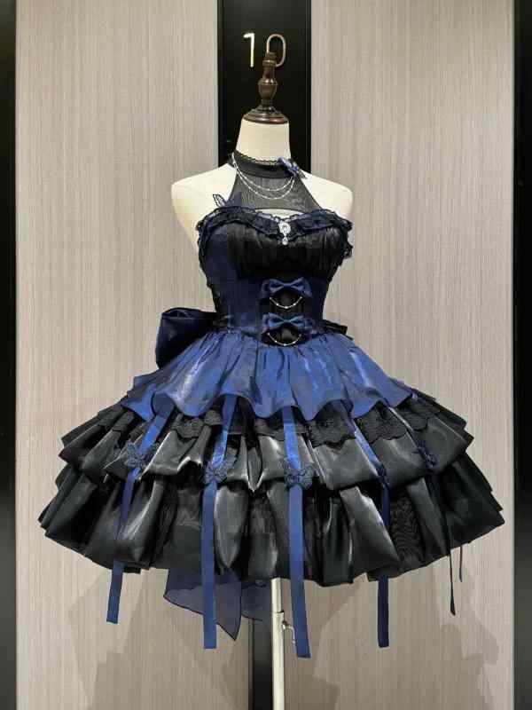 ロリータ メイド服 黒と 青の ホルターネック ロリータスカートな な ロリータの 裾の ふくらんだ スカート