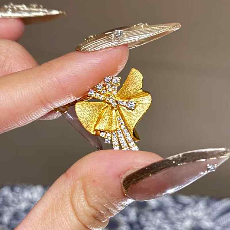 胸飾り クリスマス 火工品 お嬢さん 祝する 925しろがね色 金メッキ 繻子工業 フルジルコニア 冬 寄り合い用 御前上等感 明滅する光 付属物 流行り物