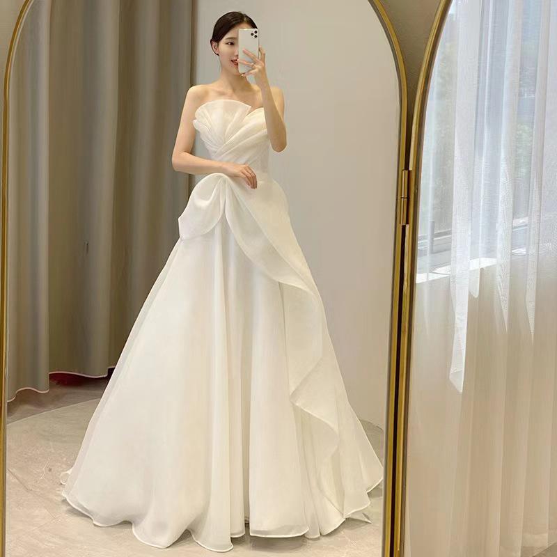 ウェディングドレス フレンチオフショルダー ライトウェディング 白 新婦用 高級感 シンプル 白ガウンスカート 旅行撮影 フォトウェディング ガーデンウェディング 軽量 シフォン素材 ミニマリストスタイル ブライダルガウン