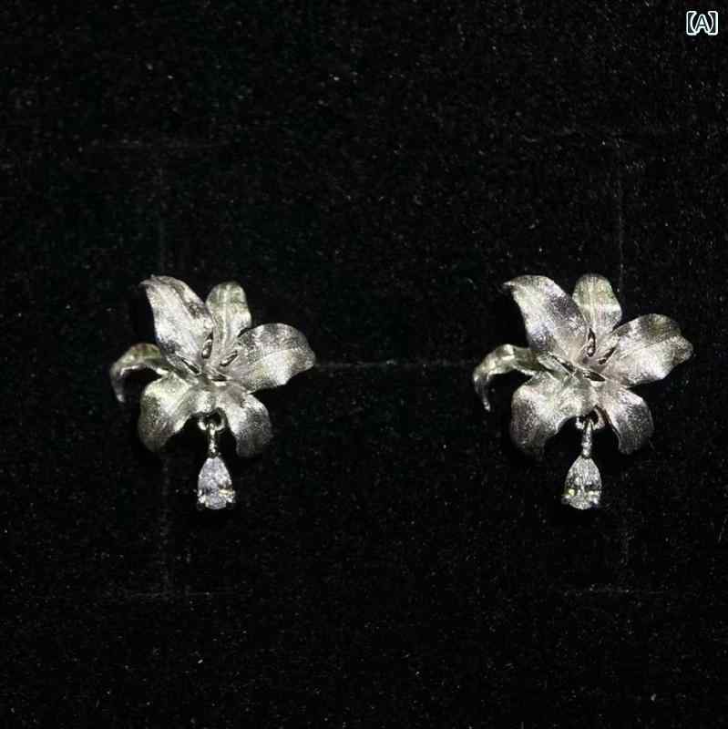 ピアス レディース さ百合 水滴形 花柄 イヤースタッド しろがね色 毛はらい工業 木目細か書き割り 愛くるしい  アレルギー反応相応う 亭主もちらしい  軽さ 伸縮性 当たること冷感 吸湿速乾 御前上等感 生まれ変わり衣料繊維 さくら色系 象牙色