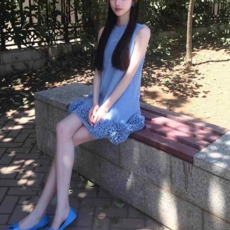 レディース ワンピース ブルー 丸首 ノースリーブ Aライン スリムフィット 立体花柄 エレガント フェミニン 軽量 伸縮性 通勤用 普段使い