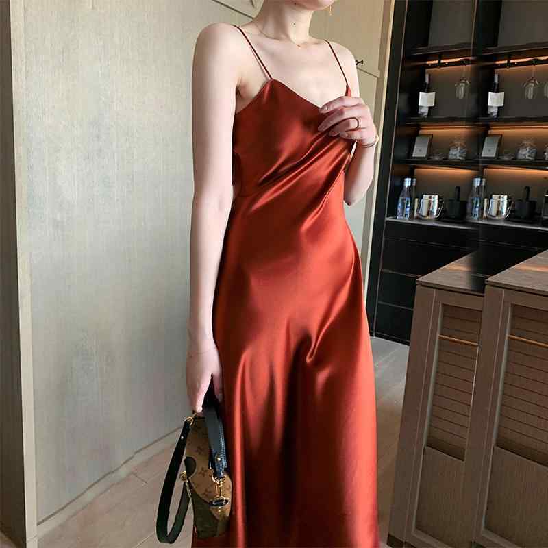 レディース ワンピース サテン ストラップ ロング丈 ゆったり バイアスカット 普段使い 爽やか スタイル 光沢生地 軽やか デザイン 多用途 コーディネート