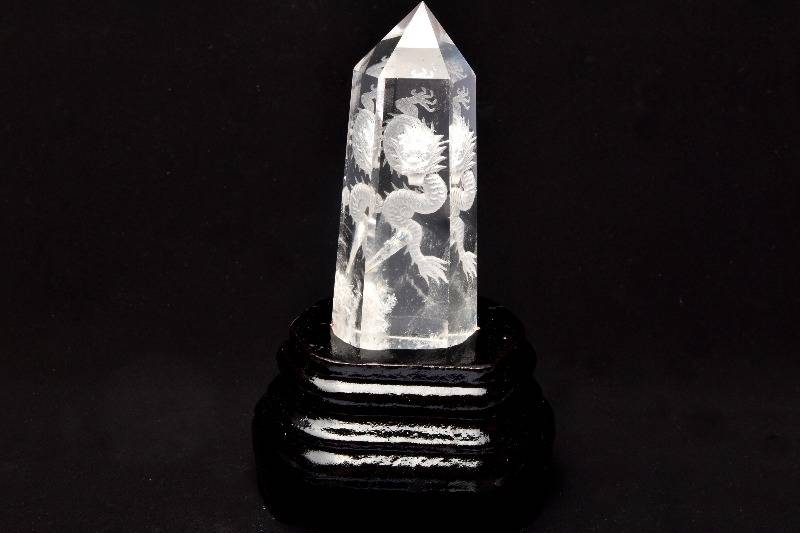 【20％OFF!】【１点物】繊細彫刻 水晶クリスタルクォーツ　32x25x75mm　青龍彫刻 内彫り(台座付き) 置物 インテリア _CG5152【宅急便のみ】