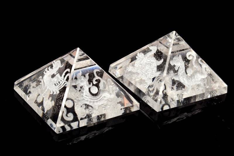 水晶クリスタルクォーツ　37x36x23mm　四神内彫り ピラミッド 置物 1個売り _CRG148-1【宅急便のみ】