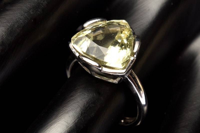 Silver925◇宝石質 リビアングラス　12x12mm　トライアングルカット 指輪リング(サイズ調整可) アクセサリー 1個売り _PRG2126 6,117円