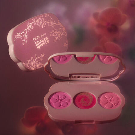 アリアナ・グランデが手掛けるコスメブランド r.e.m. beauty
r.e.m. beauty × Wicked For Good チェリーブロッサム 　チークパレット 映画 Wicked（ウィキッド） コラボ 　Wicked Cherry Blossom Blush Palette 画像引用：rakuten.co.jp