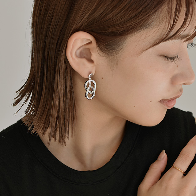 手元に宿るアート【LOEWE】ゴールドトーン フープイヤリング Patou | ツートーン クレセント ブラス フープイヤリング