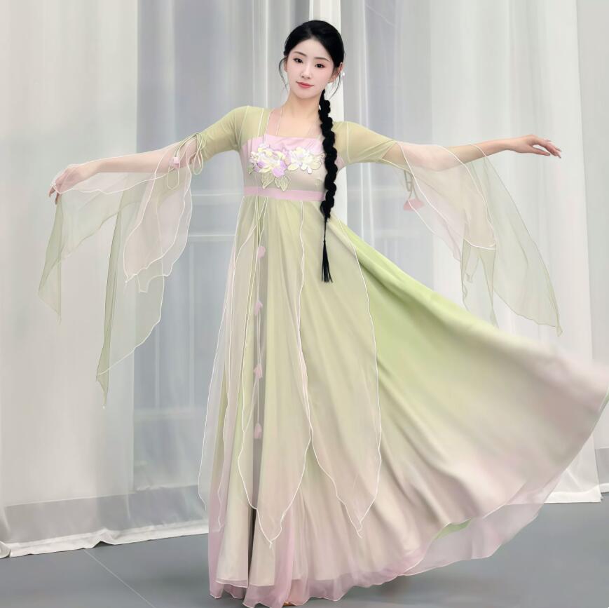 女性 古風ダンス衣装 漢服 コスプレ衣装 古典ダンス 演出服 古代お嬢様 美人 コスプレ衣装 ヒラヒラ ドレス グラデーション おきい裾 広がるスカート 中華 古風 演出服 学園祭 文化祭 イベント 撮影衣装