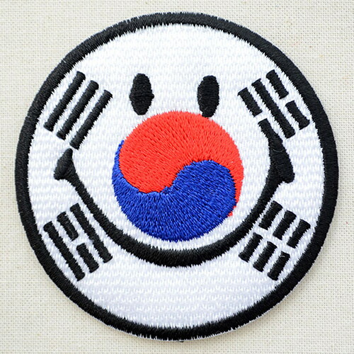 楽天市場 ワッペン スマイルマーク スマイリーフェイス 韓国国旗 太極旗 Chw S024 アイロン アップリケ パッチ アルファベット エンブレム 名前 ミリタリー 車 キャラクター ワッペン ワッペン通販 ワッペンストア
