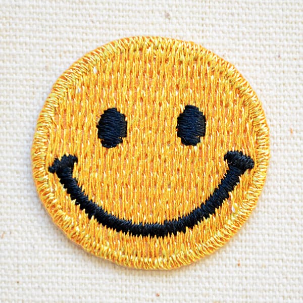 楽天市場 ミニワッペン スマイルマーク スマイリーフェイス ゴールド Chw S039 アイロン アップリケ パッチ アルファベット エンブレム 名前 ミリタリー 車 キャラクター ワッペン ワッペン通販 ワッペンストア