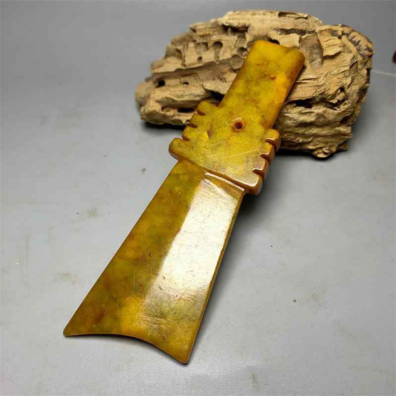 翡翠 剣 彫刻 置物 古風 緑玉 刀剣 形状 インテリア 飾り 玉石 彫り込み 兵器 モチーフ 手持ち 柄 高級感 伝統 工芸