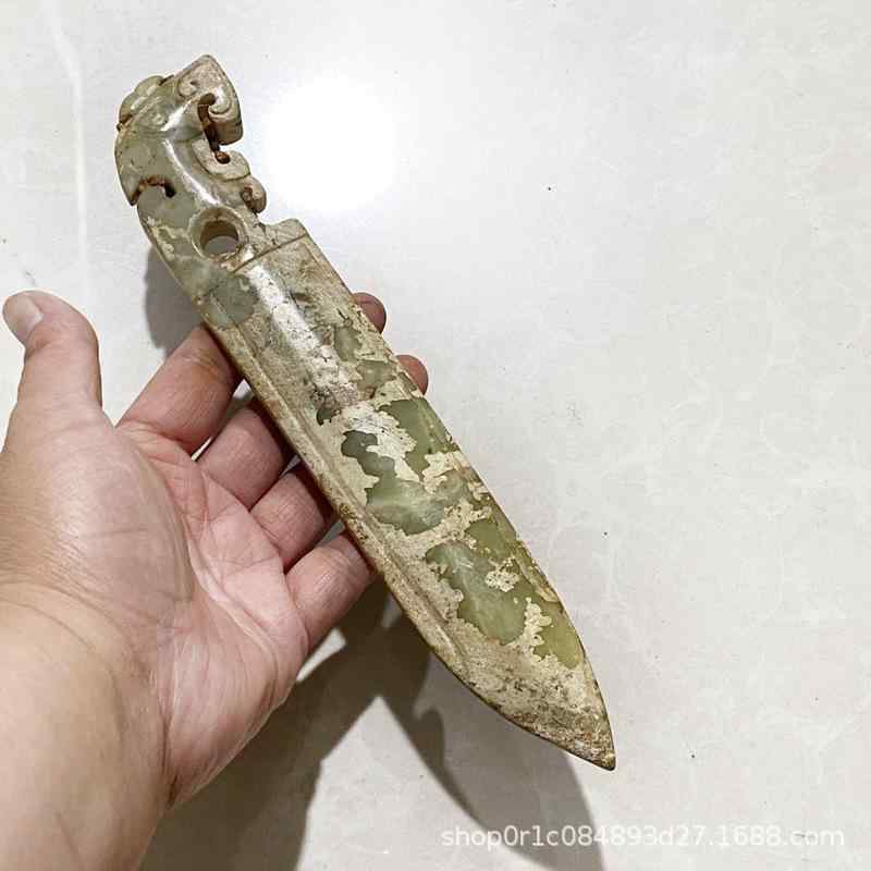 翡翆 剣 飾りつけ アンティーク風 手持ち 小物 古玉 刀 幣 つら構え 緑 玉石 刻みつける  卓上 飾りつけ 室内装飾