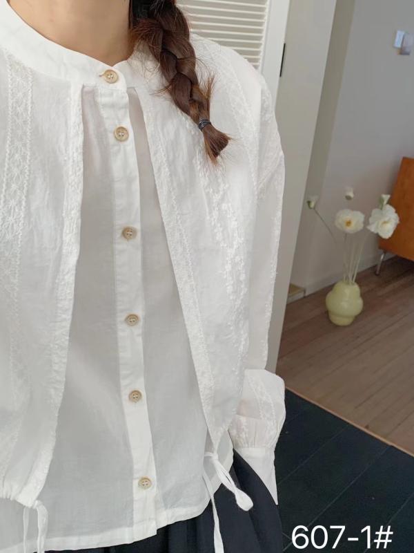 レディース シャツ 春夏 日系 爽やか フェミニン ショート丈 レイヤード風 レース 刺繍 長袖 プチサイズ トップス 軽やか 女性用 ブラウス 綿混 素材 華やか 装飾