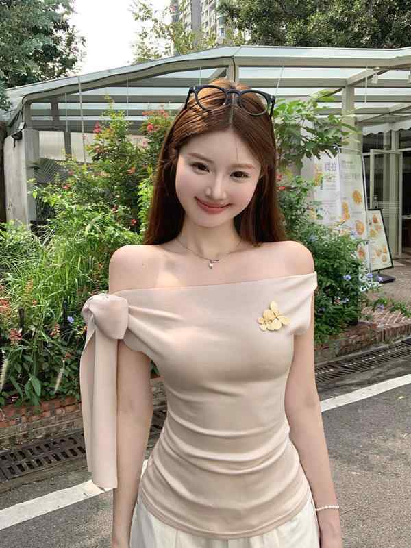 Tシャツ レディース オフショルダー Vネック リボン 蝶モチーフ ブローチ 韓国 シック 夏用 個性派 着回し トップス 軽やか シルエット 普段使い