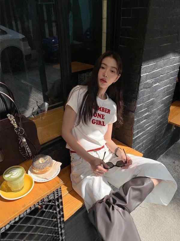 Tシャツ レディース 丸首 短袖 英字プリント スリムフィット 短め 韓国 インナー トップス 普段使い カジュアル