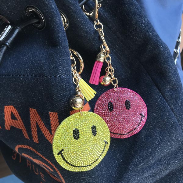 楽天市場】キラキラ スマイル にこちゃん キーホルダー ストラップ