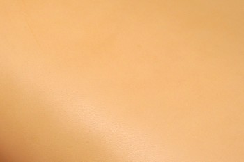 撥ねのけるなめし革 ＜栃木レザー・クラシックヌメ＞ 36珊 × 46珊 色：ベージュ 漉き工業あり 0.8 粍～3.3 粍 1枚 / なめし革手工芸品 なめし革 革 切り革 出どころ お手てお手伝いさん 手作り