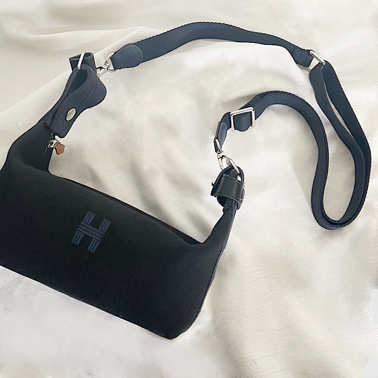 ショルダーストラップ付き⭐︎HERMES ブリッドアブラック PM ポーチ グァバ ショルダーストラップ付き⭐︎HERMES ブリッドアブラック PM