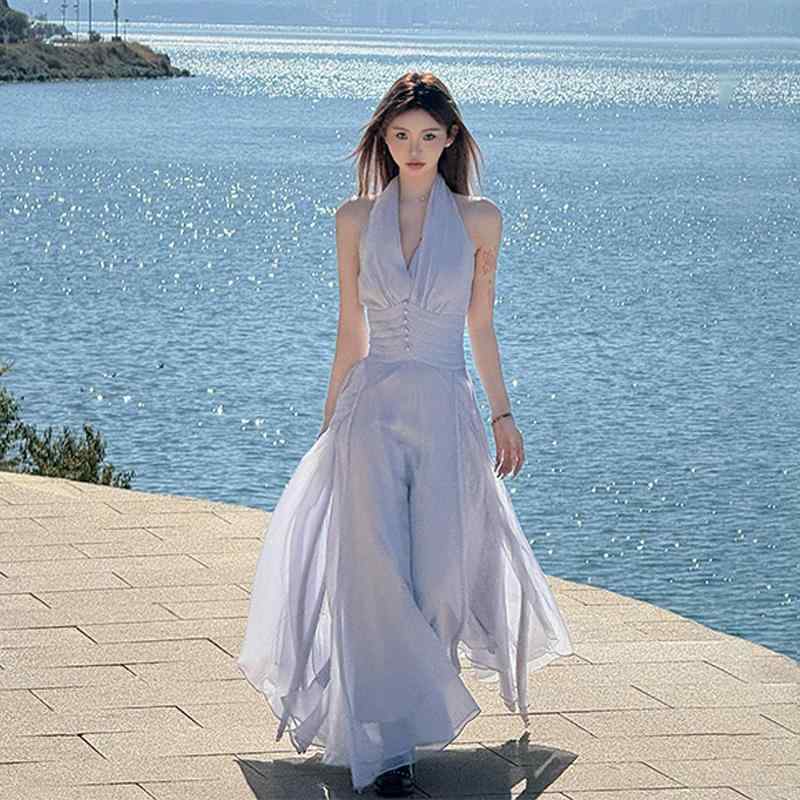 春 コーデ レディース ファッション オシャレ カワイイ シンプル きれいめ ナチュラル 上品カジュアル 婦人服 フレンチ ハイエンド ホルターネック ドレス 海辺 バカンス バケーション ロング