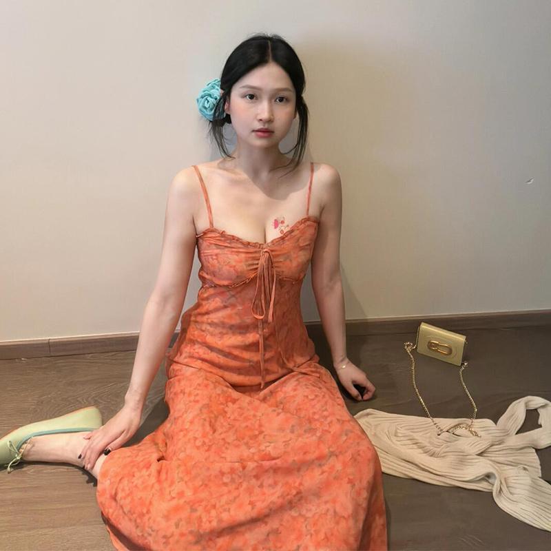 春 コーデ レディース ファッション オシャレ カワイイ シンプル きれいめ ナチュラル 上品カジュアル 婦人服 フレンチ 花柄 ドレス 夏 Vネック スリムカート 海辺 バカンス バケーション ロング スカート