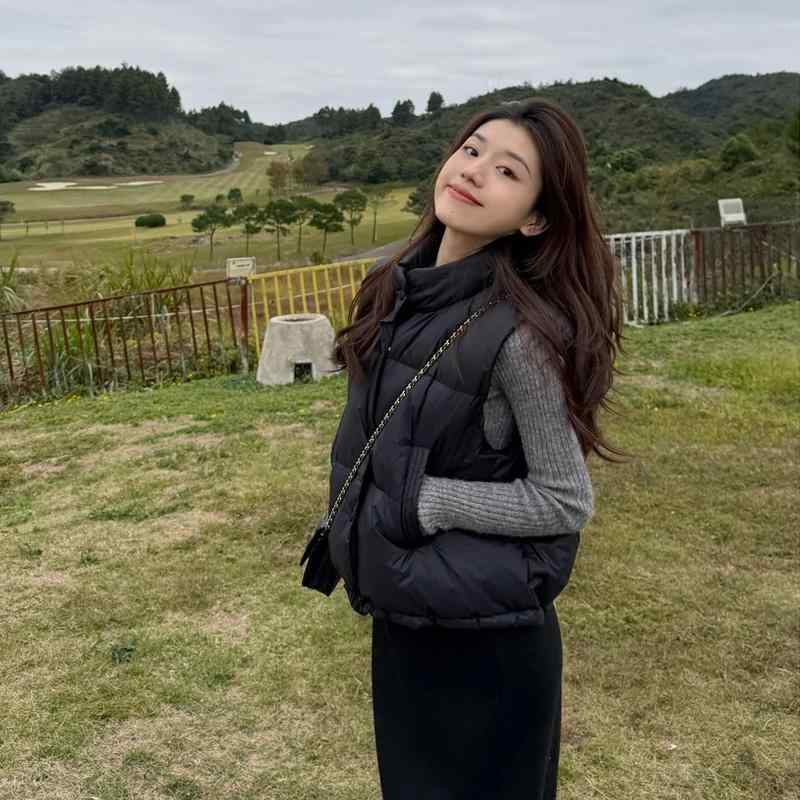 春 コーデ レディース ファッション オシャレ カワイイ シンプル きれいめ ナチュラル 上品カジュアル 婦人服 チョッキ ノースリーブ スタンドカラー コットン ベスト ジャケット ｜リコット