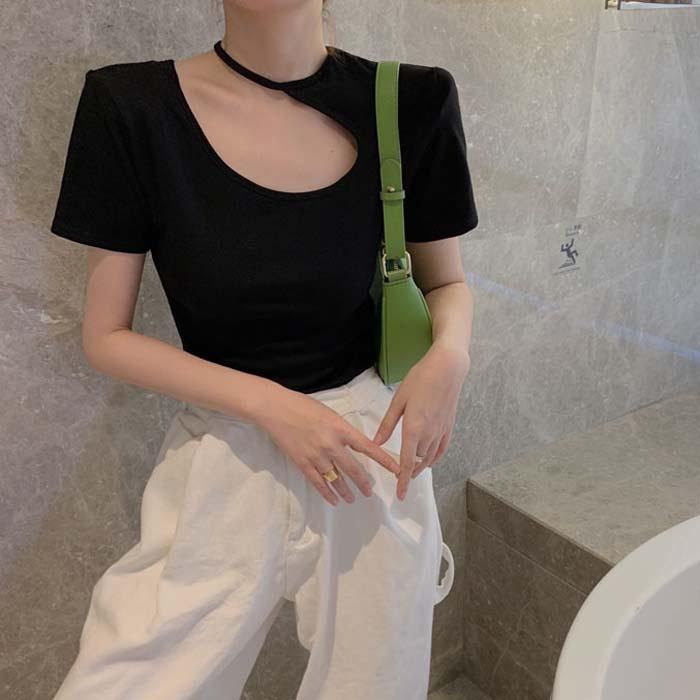 春 コーデ レディース ファッション オシャレ カワイイ シンプル きれいめ ナチュラル 上品カジュアル 婦人服 半袖 Tシャツ 夏 デコルテ レイヤリング スリム セクシー トップス