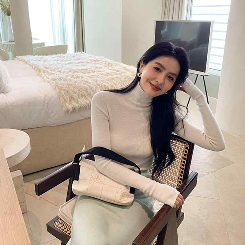 春 コーデ レディース ファッション オシャレ カワイイ シンプル きれいめ ナチュラル 上品カジュアル 婦人服 タートルネック レイヤリング シャツ ウール インナー セーター スカーフ スリムフィット ウエスタンスタイル ソフト