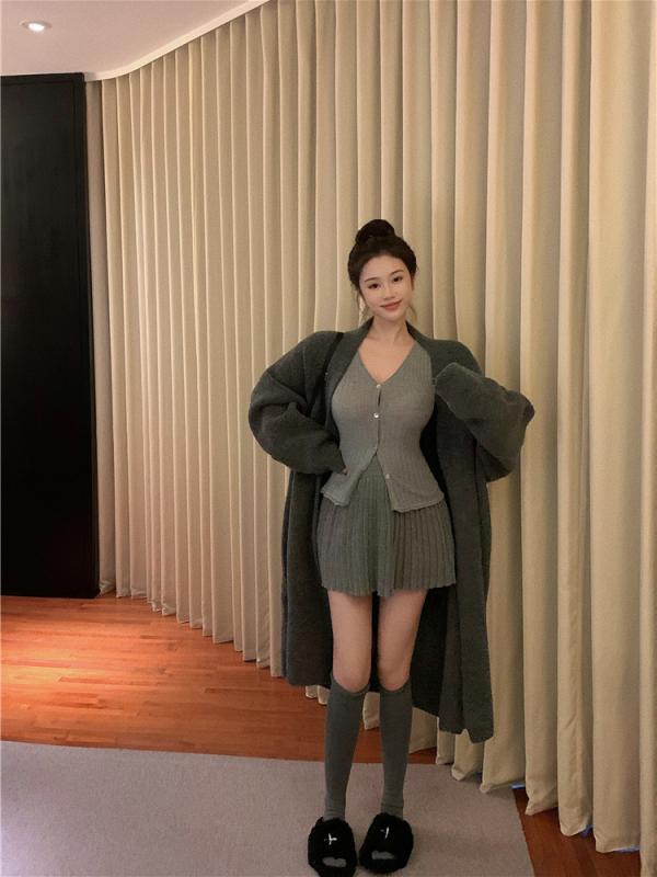 春 コーデ レディース ファッション オシャレ カワイイ シンプル きれいめ ナチュラル 上品カジュアル 婦人服 スタイリッシュ ニット カーディガン グレー ロング セーター ジャケット プリーツスカート スーツ
